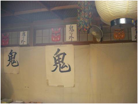 日本留遊學 祈禱室後面貼著一大張寫著「鬼」的白紙